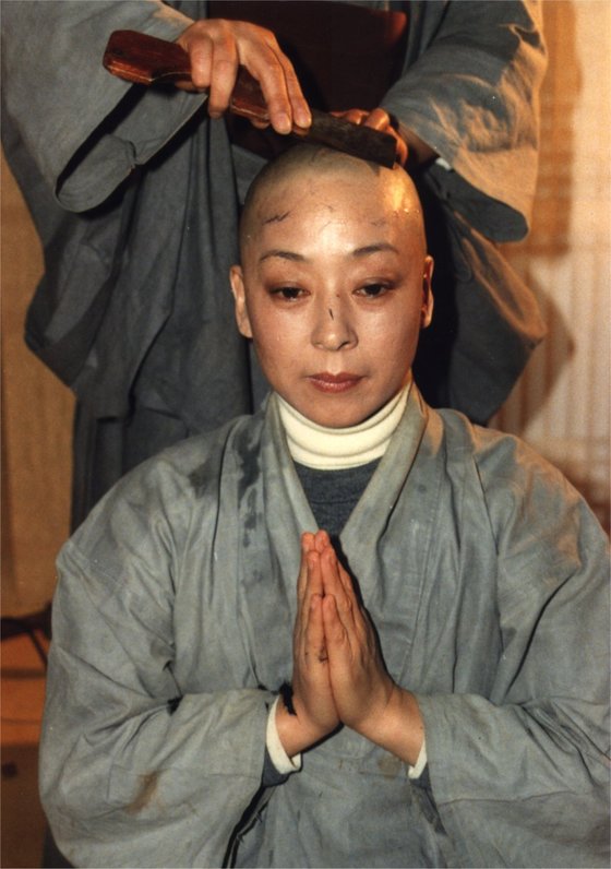 제작 중단된 영화 '비구니'(1984)에서 삭발 연기를 선보인 배우 김지미. 사진 중앙포토 
