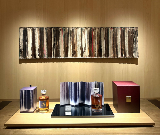 허명욱 작가의 작품과 함께 전시된 산토리 21년(사진 오른쪽)과 산토리 하모니. 송정 기자 
