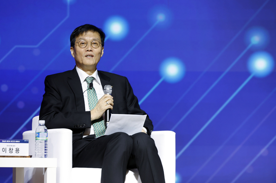 이창용 한국은행 총재가 5일 오후 서울시 중구 세종대로 대한상공회의소 국제회의장에서 'AI 기반의 성장과 혁신'을 주제로 열린 제4회 한국은행-대한상공회의소(BOK-KCCI) 공동세미나에서 최태원 대한상공회의소 회장과 특별대담을 갖고 있다. 뉴스1