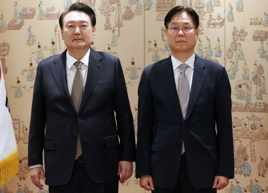 윤석열 당시 대통령이 지난 2023년 12월 이관섭 정책실장에게 임명장을 줬다.이 실장은 이후 비서실장이 돼 윤 전 대통령 의중에 맞춰 의대 증원 2000명을 주도했다. 연합뉴스