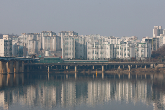 지난달 은행권 주택담보대출 증가분은 그 전달(10월) 대비 크게 축소됐지만 제2금융권에선 확대된 것으로 나타났다. 연합뉴스