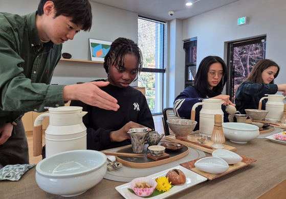 지난 3일 경남 하동군 화개면 하동야생차박물관에서 외국인 유학생 셰일라(22·미국)가 차(茶)문화 체험을 즐기고 있다. 황희규 기자