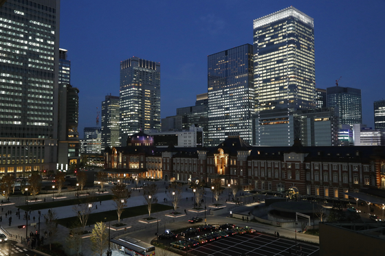 규제에 묶여있던 도쿄역 인근이 마천루의 숲으로 상전벽해한 모습. [사진 지지통신]