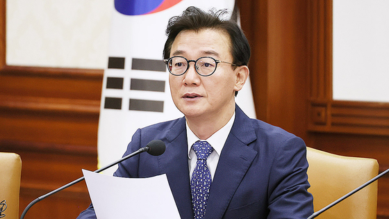  전재수 해양수산부 장관은 통일교 측으로부터 고가의 시계와 현금 4000만원을 수수했다는 의혹을 받고 있다. 연합뉴스