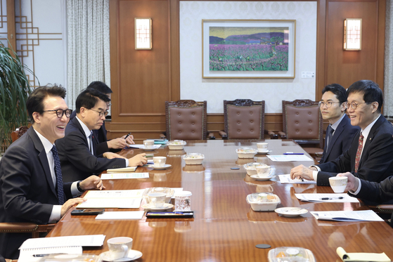 김민석 국무총리와 이창용 한국은행 총재가 9일 오전 서울 종로구 정부서울청사 국무총리 집무실에서 경제현안 간담회를 갖고 있다. 뉴스1