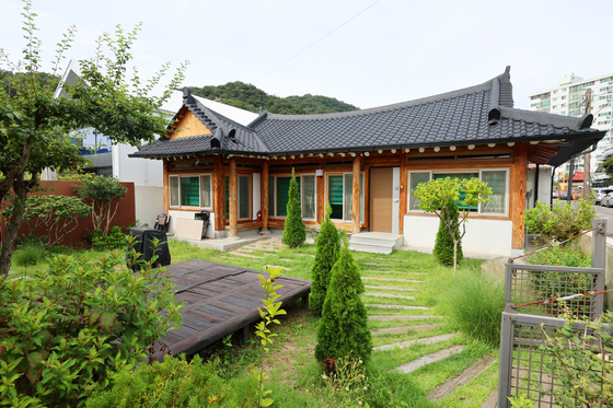 전남 순천시가 도시재생 뉴딜사업으로 한옥형 폐공가와 부지를 사들여 설계 공사를 거쳐 마을호텔, 청년 임대주택, 공유 공간, 마을 정원 등을 조성했다. 사진 연합뉴스