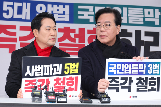 장동혁 국민의힘 대표와 송언석 원내대표가 10일 서울 여의도 국회 본관 앞에 마련된 8대 악법 저지 릴레이 천막 농성장에서 대화하고 있다. 뉴스1