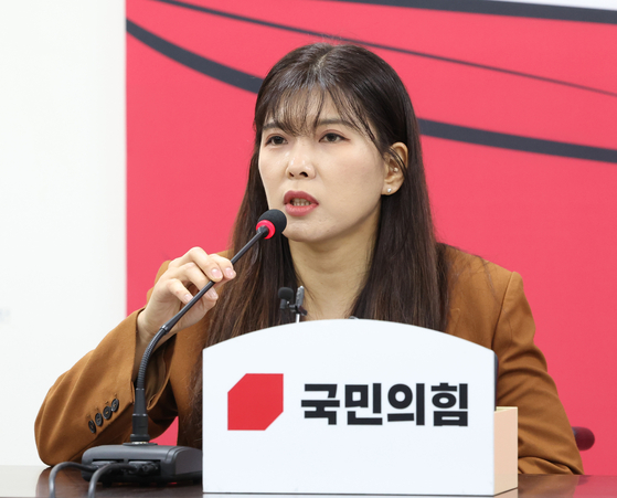 인요한 국민의힘 의원이 10일 국회에서 기자회견을 갖고 의원직 사퇴를 전격 선언했다.  인 의원이 사퇴 의사를 표명하면서 비례대표 다음 순번인 당 조직강화특별위원회 위원인 이소희 변호사가 의원직을 승계하게 된다. 뉴스1