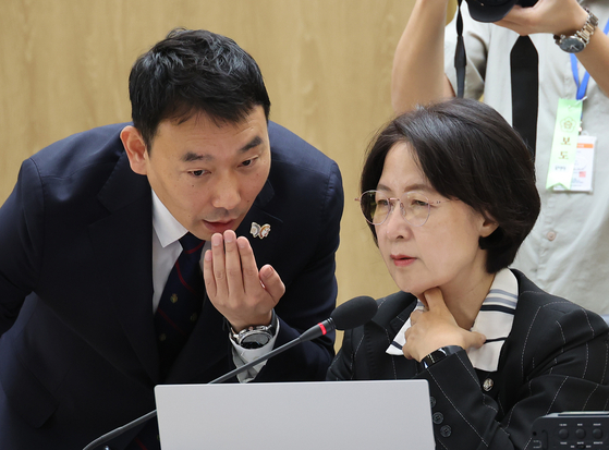 지난 10월 17일 헌법재판소 등에 대한 법사위 국정감사에서 추미애 위원장이 김용민 간사와 대화하고 있다. [연합뉴스]