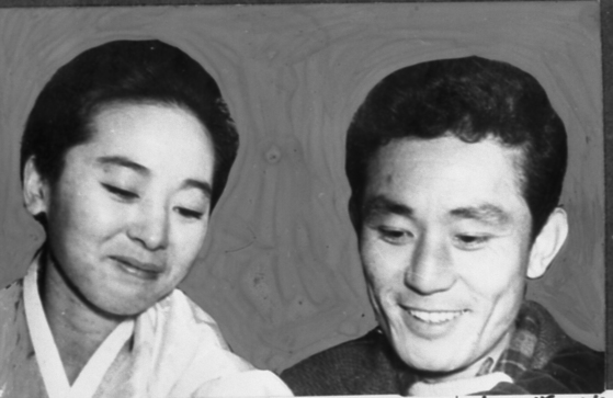 전 남편인 배우 최무룡과 즐거운 한 때를 보내고 있는 배우 김지미. 사진 중앙포토 