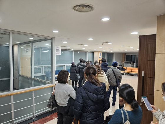 9일 열린 해당 입시업체의 정시 전략 설명회 자료를 받기 위해 수험생과 학부모들이 줄을 서 있다. 허정원 기자.