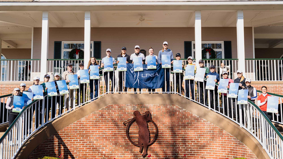 내년 시즌 출전권을 열고 펼쳐진 LPGA 투어 Q-시리즈가 10일 끝났다. 공동 7위를 기록하고 LPGA 투어 진출을 확정한 이동은(왼쪽에서 4번째). 사진 LPGA