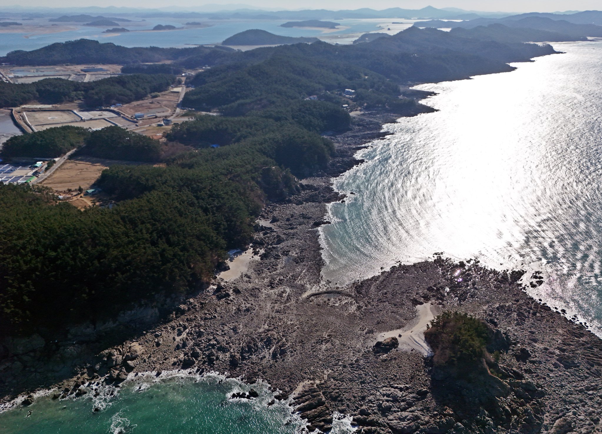 하늘에서 본 태원 이원반도. 험준한 반도 오른쪽 해안으로 길이 나 있다. 오른쪽 아래는 여섬이다. 