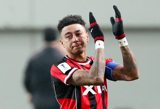 고별전 마무리한 린가드. 팬들의 박수에 화답하며 눈시울 붉혔다. 연합뉴스