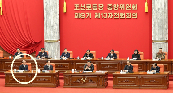 북한 조선중앙통신이 10일 공개한 사진을 보면 그동안 신병 이상설이 제기됐던 김정은 국무위원장의 최측근이었던 리일환 당 선전비서(흰색 둥근원)가 9일 개최된 노동당 중앙위원회 제8기 제13차 전원회의 확대회의에 참석한 모습이 포착됐다. 연합뉴스