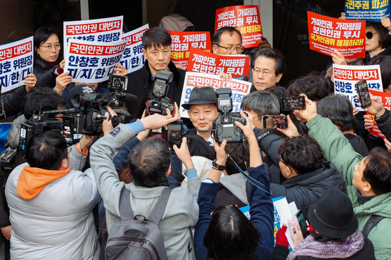 10일 서울 중구 안중근 의사 기념관에서 열린 인권의날 기념행사에 참석하던 안창호 국가인권위원회 위원장이 국가인권위원회 바로잡기 공동행동에 가로막히자 돌아 나가고 있다. 뉴스1