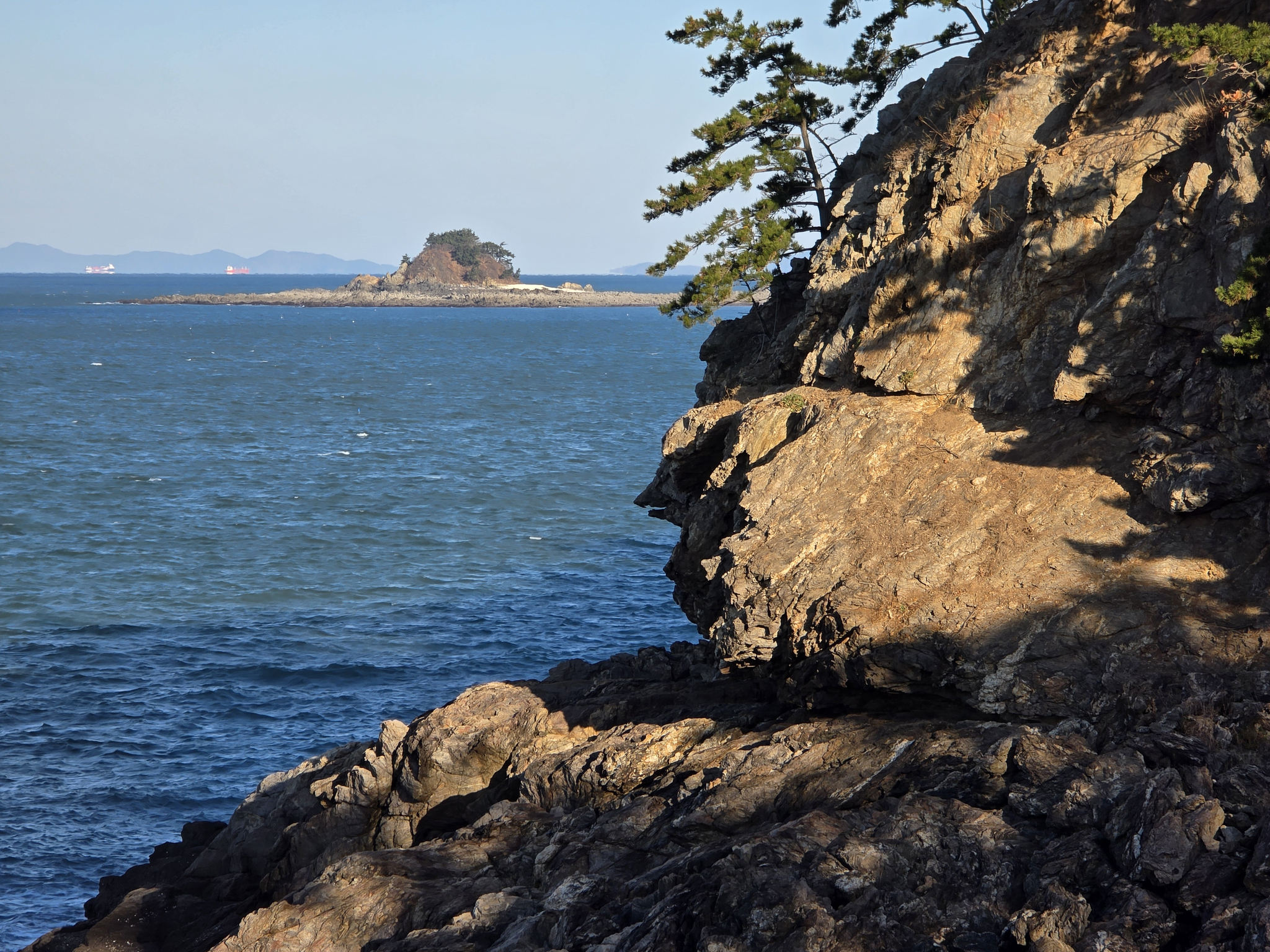 72코스에 있는 독수리바위. 이 바위 아래쪽에 와랑창이 있다. 멀리 여섬이 보인다. 