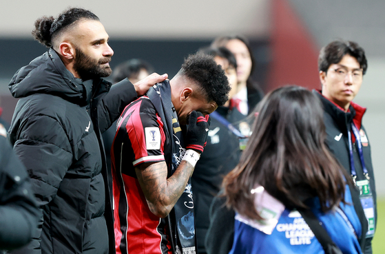 팬들과 인사하며 참았던 눈물을 쏟아내는 린가드(왼쪽 둘째). 뉴스1