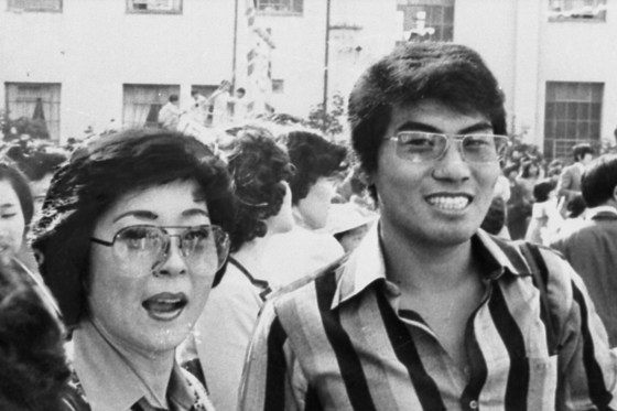 사실혼 관계였던 가수 나훈아와 포즈를 취한 배우 김지미. 사진 중앙포토 