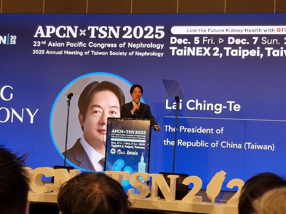  라이칭더 대만 총통이 5일 타이베이에서 열린 아시아태평양신장학회에 참석해 축사를 하고 있다. 그는 "재택투석이 사람 중심적이고 건강한 노화를 촉진하며 의료비를 절감해 지속가능성을 높인다"고 말했다. 라이칭더는 신장내과 전문의다. 타이베이 신성식 기자