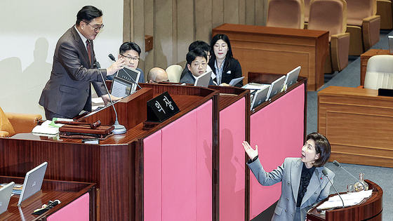  나경원 국민의힘 의원이 9일 오후 본회의장에서 가맹사업법 관련 필리버스터 중 의제와 관련 없는 발언을 이어간다는 이유로 마이크를 끈 우원식 국회의장에게 항의하고 있다. 김성룡 기자