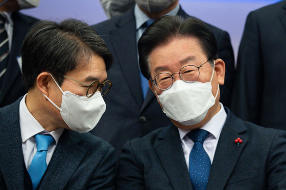 이재명 대통령이 2023년 1월 더불어민주당 대표 시절 서울 여의도 국회도서관에서 열린 2023년 참좋은지방정부위원회 출범식에서 정원오 공동위원장(성동구청장)과 대화하고 있다. 뉴스1