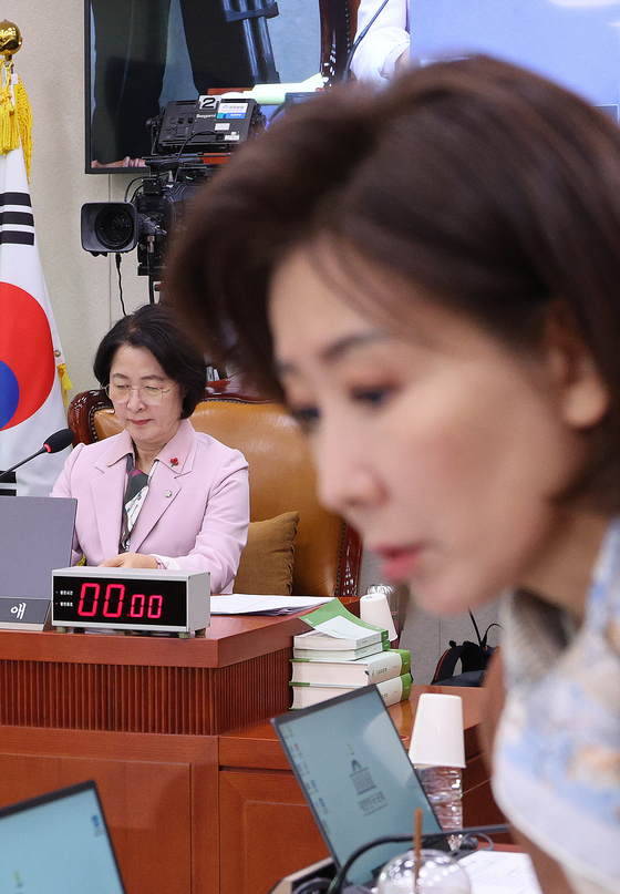 추미애 위원장과 나경원 국민의힘 의원이 10일 서울 여의도 국회에서 열린 법제사법위원회 전체회의에 참석하고 있다. 뉴스1