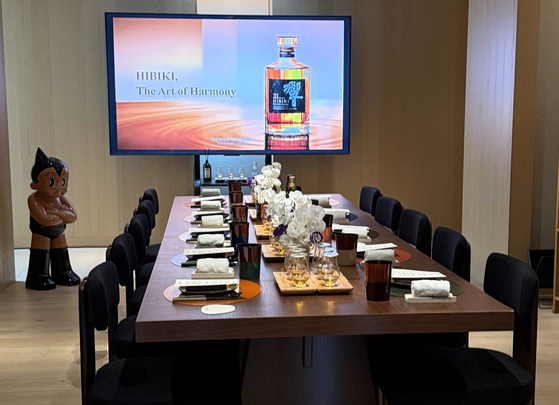허명욱 작가의 작품과 함께 준비된 다이닝 공간. 이날 산토리와의 페어링 메뉴는 '본연'의 배경준 셰프가 맡았다. 송정 기자 