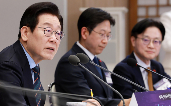 이재명 대통령이 10일 용산 대통령실에서 열린 AI 시대의 K-반도체 비전과 육성전략 보고회에서 발언하고 있다.   왼쪽부터 이재명 대통령, 배경훈 부총리 겸 과기정통부 장관, 김정관 산업부 장관. [대통령실통신사진기자단]