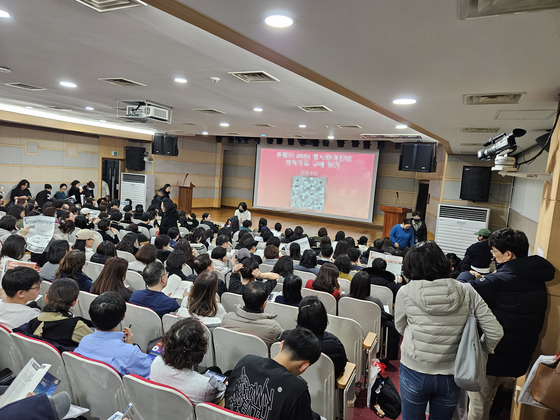 9일 서울 강남구에서 열린 한 입시업체의 정시 전략 설명회에 참석한 수험생과 학부모들. 이날 설명회엔 정원을 초과한 인원이 몰려 일부는 발걸음을 돌려야 했다. 허정원 기자.