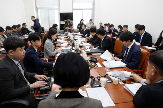 김현 국회 과방위 정보통신방송법안심사소위원장이 10일 오전 서울 여의도 국회에서 열린 과학기술정보방송통신위원회 정보통신방송법안심사소위원회에서 회의를 주재하고 있다. 뉴시스