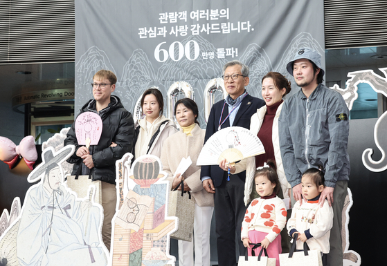 국립중앙박물관 관람객이 사상 첫 연간 600만 명을 넘어선 11일 오후 서울 용산국 국립중앙박물관 상설전시관 으뜸홀에서 600만번째 관람객들(내·외국인)이 유홍준 관장과 기념촬영을 하고 있다. 김경록 기자