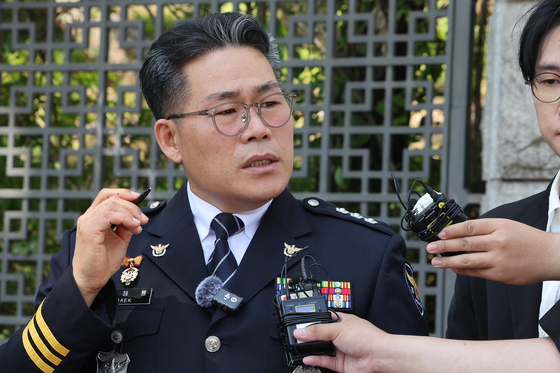 인천세관 마약 사건의 수사 외압 의혹을 제기한 백해룡 경정이 지난 6월 12일 오전 서울 서초구 대검찰청 앞에서 인천세관 마약 밀수 연루 의혹과 관련한 합동수사팀 출범에 대한 입장을 밝히고 있다. 뉴스1