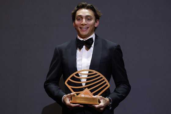 지난 1일 세계육상연맹 올해의 남자선수(필드)상을 받은 듀플란티스. [EPA=연합뉴스]