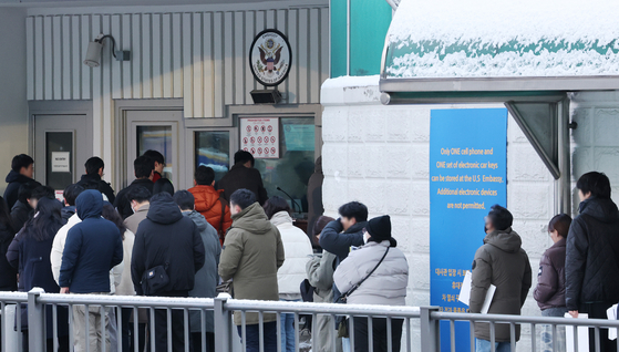 5일 서울 종로구 주한 미국대사관 앞에서 미국 비자를 발급받으려는 시민들이 줄 서 있다. 연합뉴스