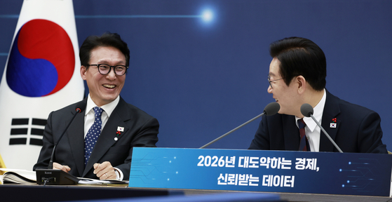 이재명 대통령이 11일 세종시 정부세종컨벤션센터에서 열린 '2026년 대도약하는 경제, 신뢰받는 데이터' 기획재정부(국세청·관세청·조달청)-국가데이터처 업무보고에서 김민석 국무총리와 대화하고 있다. 연합뉴스
