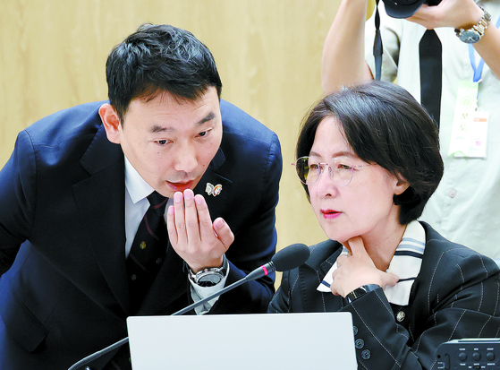 추미애 법제사법위원회 위원장(오른쪽)과 김용민 법사위 더불어민주당 간사가 지난 10월 헌법재판소에서 열린 법사위 국정감사에서 대화하고 있다. 연합뉴스