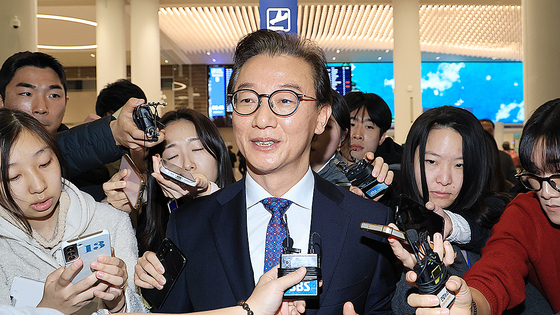  전재수 해양수산부 장관이 11일 '유엔해양총회' 유치 활동을 마치고 귀국해 취재진 질문을 받으며 이동하고 있다. 전재수 장관은 이날 사의를 표명했다. 김경록 기자