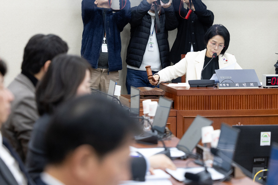 최민희 과학기술정보방송통신위원회 위원장이 10일 국회에서 열린 과방위 전체회의에서 의사봉을 두드리고 있다. 뉴스1