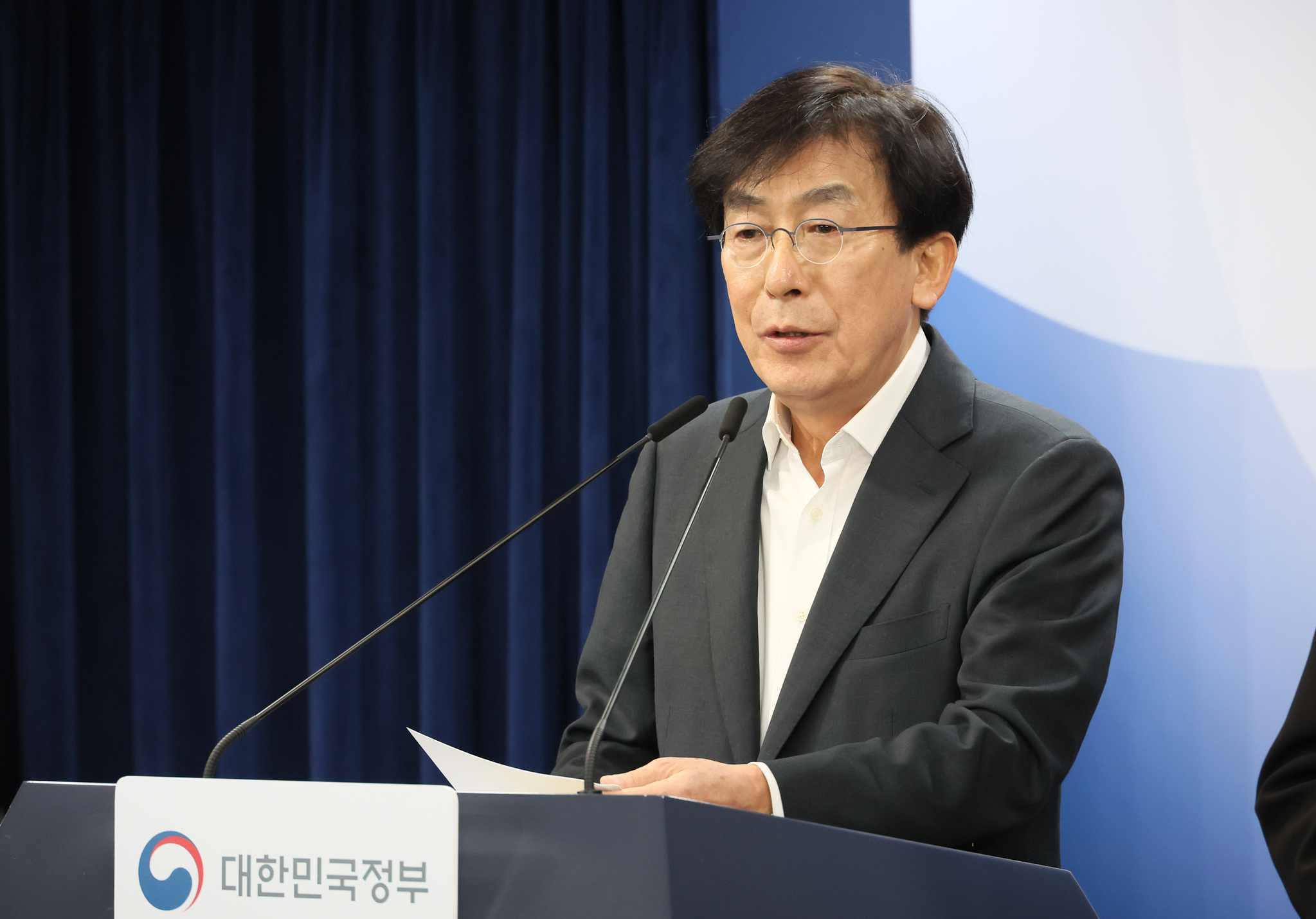 정기현 의료혁신위원장이 11일 정부서울청사에서 제1차 의료혁신위원회 논의 결과를 브리핑 하고 있다. 연합뉴스