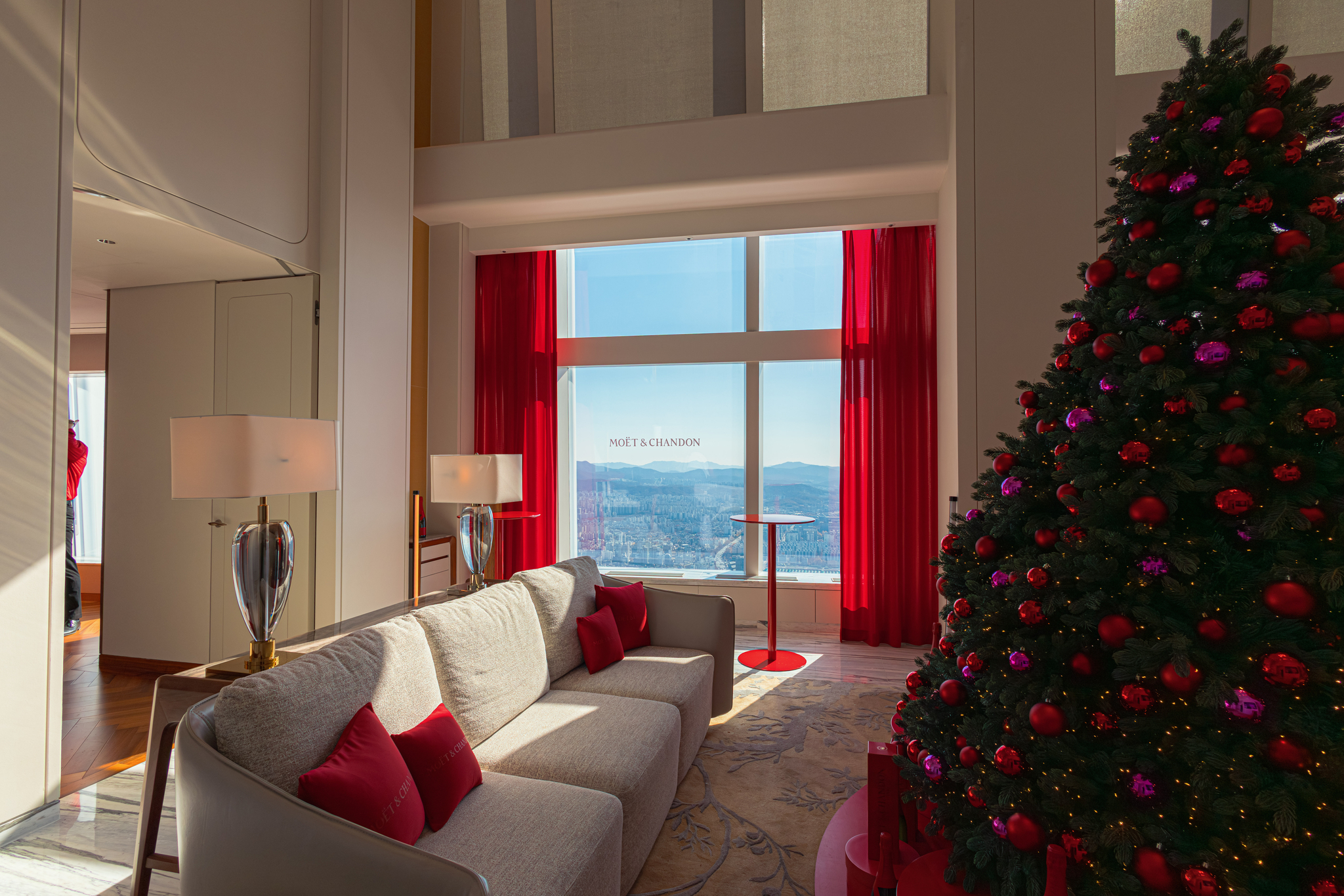크리스마스트리, 빨간색 소품을 활용해 꾸민 '모엣 스위트' 행사 전경. 사진 모엣헤네시 코리아