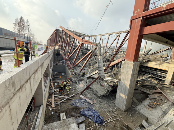 11일 오후 1시 58분쯤 광주 서구 치평동(상무지구)의 광주대표도서관 공사 현장에서 레미콘 타설 중 붕괴 사고가 발생했다. 사진은 사고 현장 모습. 뉴스1