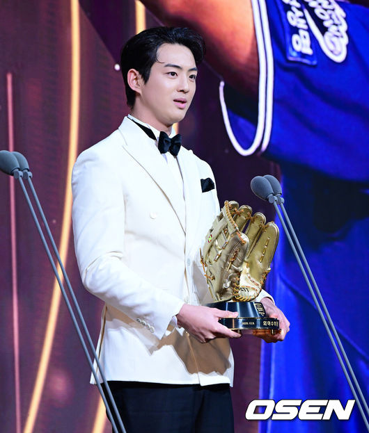 [OSEN=지형준 기자] 9일 오후 서울 송파구 잠실동 롯데호텔 월드에서 2025 신한은행 SOL 뱅크 KBO 골든글러브 시상식이 열렸다.KBO 골든글러브 시상식은 포지션별 최고의 선수를 가리는 자리로 올 시즌의 대미를 장식하는 자리다.한화 이글스폰세(투수), 두산 베어스양의지(포수), 삼성 라이온즈 디아즈(1루수), LG 트윈스 신민재(2루수), 키움 히어로즈 송성문(3루수), NC 다이노스 김주원(유격수), 삼성 라이온즈최형우(지명타자) 삼성 라이온즈 구자욱, KT 위즈 안현민(이상 외야수)가 황금장갑의 주인공이 됐다.올해 신설된 KBO 감독상은 통합 우승을 이끈 염경엽 LG 감독이 수상했다.삼성 구자욱이 외야수 부문 골든글러브를 수상하며 소감을 말하고 있다. 2025.12.09 /jpnews@osen.co.kr