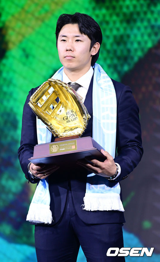 [OSEN=최규한 기자] 1일 오전 서울 광장동 그랜드 워커힐 서울에서 ‘리얼 글러브 어워드’ 시상식이 열렸다.리얼글러브 어워드는 한국 프로야구 선수들이 직접 투표를 통해 동료 선수들의 활약을 평가하고 각 포지션별 최고의 선수를 선정하는 국내 유일의 선수 주도형 시상식이다.삼성 김성윤이 외야수상을 수상한 뒤 포즈를 취하고 있다. 2025.12.01 / dreamer@osen.co.kr