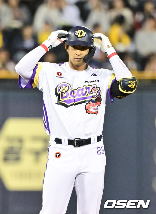 [OSEN=잠실, 박준형 기자]  7일 오후 서울 잠실구장에서 ‘2025 신한 SOL BANK KBO리그’ 두산 베어스와 LG 트윈스의 경기가 진행됐다.이날 경기에서 두산은 잭로그를 LG은 최채흥을 선발투수로 내세웠다.6회말 무사 만루 두산 강승호가 2타점 적시 2루타를 날린뒤 세리머니를 하고 있다.   2025.05.07 / soul1014@osen.co.kr