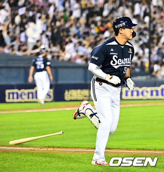 [OSEN=잠실, 지형준 기자] 30일 서울 잠실구장에서 ‘2025 신한 SOL Bank KBO리그’ LG 트윈스와 두산 베어스의 시즌 16차전이 열렸다.LG는 정규시즌 우승 매직넘버가 ‘1’이다. 승리를 한다면, 우승을 결정짓게 된다. 9위가 확정된 두산은 시즌 최종전이다.LG는 송승기, 두산은 콜어빈이 선발로 나섰다.4회초 1사 1루 두산 양석환이 선제 투런 좌월 투런포를 날리고 있다. 2025.09.30 /jpnews@osen.co.kr