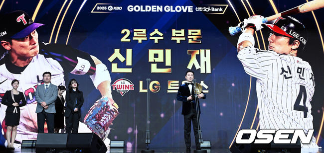 [OSEN=조은정 기자] 9일 오후 서울 송파구 잠실동 롯데호텔 월드에서 2025 신한은행 SOL 뱅크 KBO 골든글러브 시상식이 열렸다.KBO 골든글러브 시상식은 포지션별 최고의 선수를 가리는 자리로 올 시즌의 대미를 장식하는 자리다.2루수 부문 수상한 LG 신민재가 소감을 전하고 있다. 2025.12.09 /cej@osen.co.kr