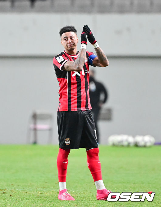 [OSEN=서울월드컵경기장, 박준형 기자] 제시 린가드(33, 서울)의 라스트 댄스는 무승부로 끝났다.FC서울은 10일 오후 서울월드컵경기장에서 2025~2026시즌 아시아축구연맹(AFC) 챔피언스리그 엘리트(ACLE) 리그 스테이지에서 린가드의 선제골이 터졌지만 지키지 못하고 멜버른 시티와 1-1로 비겼다.서울(2승3무1패, 승점 9)은 5위로 밀렸다. 멜버른 스티(3승1무2패, 승점 10점)는 4위다.경기종료 후 FC서울 린가드 고별행사에서 린가드가 눈물을 보이고 있다.  2025.12.10 / soul1014@osen.co.kr