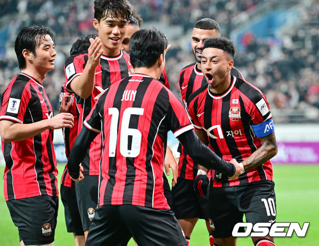 [OSEN=서울월드컵경기장, 박준형 기자] 10일 오후 서울월드컵경기장에서 2025~2026시즌 아시아축구연맹(AFC) 챔피언스리그 엘리트(ACLE) 리그 스테이지 FC서울과 멜버른 시티의 경기가 진행됐다.FC서울은 (2승 2무 1패 승점 8)로 4위이며, 승점 1점 차로 2위에 있는 멜버른 시티(3승 2패 승점 9점)를 상대로 승리할 경우 2위로 올라설 수 있다.전반 FC서울 린가드가 선제골을 넣고 어시스트 기록한 최준과 기뻐하고 있다. 2025.12.10 / soul1014@osen.co.kr