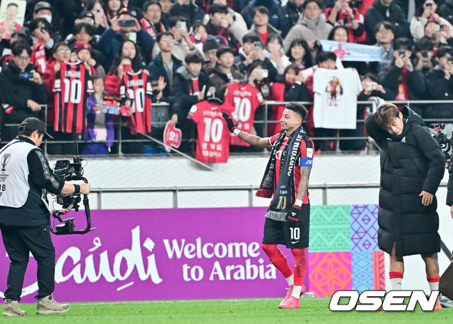 [OSEN=서울월드컵경기장, 박준형 기자] 제시 린가드(33, 서울)의 라스트 댄스는 무승부로 끝났다.FC서울은 10일 오후 서울월드컵경기장에서 2025~2026시즌 아시아축구연맹(AFC) 챔피언스리그 엘리트(ACLE) 리그 스테이지에서 린가드의 선제골이 터졌지만 지키지 못하고 멜버른 시티와 1-1로 비겼다.서울(2승3무1패, 승점 9)은 5위로 밀렸다. 멜버른 스티(3승1무2패, 승점 10점)는 4위다.경기종료 후 FC서울 린가드 고별행사에서 린가드가 그라운드를 돌며 인사하고 있다.  2025.12.10 / soul1014@osen.co.kr